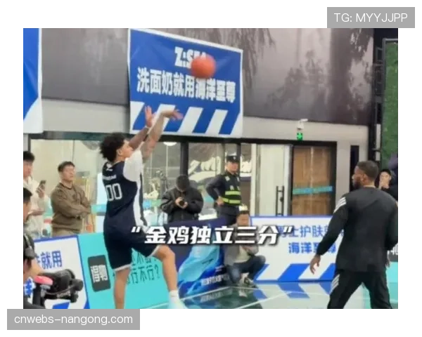 特写:威姆斯命中关键中投后模仿迈克尔·乔丹耸肩动作 特写:威姆斯命中关键中投后模仿迈克尔·乔丹耸肩动作